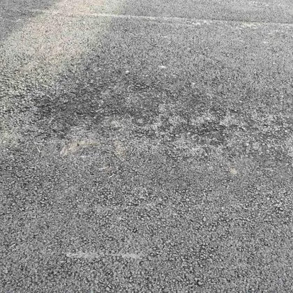 Асеновградчанин се възмути: Асфалт на два дни, а вече се рони СНИМКИ