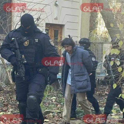 Репортер на GlasNews видя как полицията извежда 29 годишния мъж който