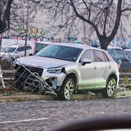 Лек автомобил се вряза в пътно заграждение тази сутрин в