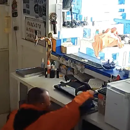 "Неканен гост" в бистро се почерпи с оборота от касата и лаптоп ВИДЕО