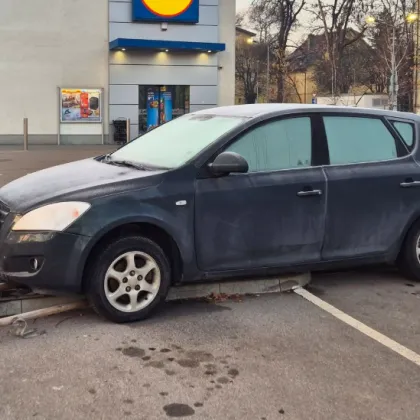 Пореден инцидент: Автомобил се блъсна в стълб в София СНИМКА