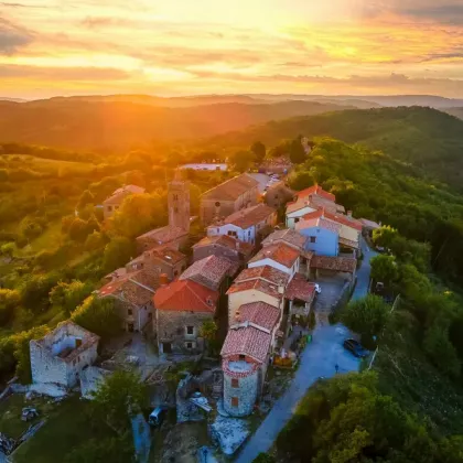 Сгушено сред хълмовете в централна Истрия в северозападна Хърватия малкото