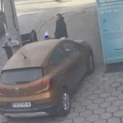 Безумие! Шофьор подкара срещу детенце и майка му на тротоар ВИДЕО