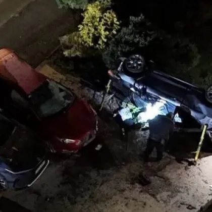 Кола се преобърна в двора на къща, има жертва и задържани тийнейджъри СНИМКИ