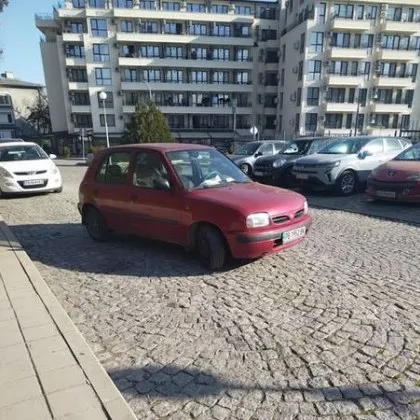 Мъничка червена машина успя да се превърне в неочаквана атракция