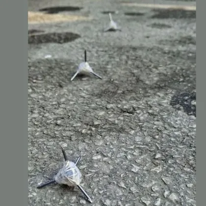 Откриха остри "капани", разпръснати на паркинг СНИМКА