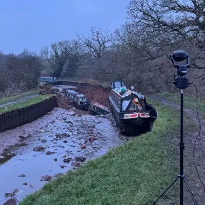 Огромна дупка се е отворила в канал в графство Шропшър