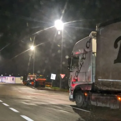 Самоубийствено изпреварване от български тираджия шокира шофьорите в Румъния