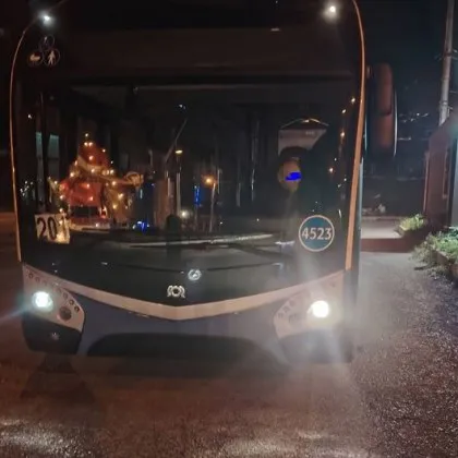 Дядо Коледа пое на път... с автобус СНИМКИ