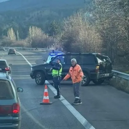 Кола се завъртя на АМ Тракия, затрудни трафика СНИМКА