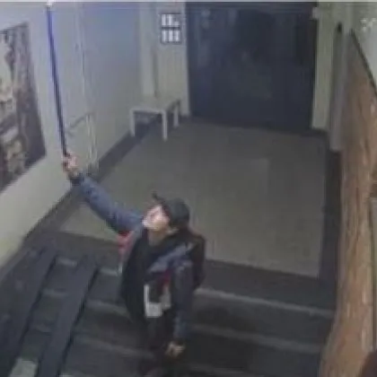 Млад мъж разби вратата на блок, "затъмни" камерите СНИМКИ