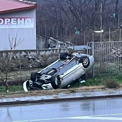 Кола се обърна по таван в Карлово, СНИМКИ показват тежкото произшествие