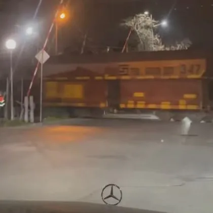 "Можеше да стане най-лошото": Влак премина през жп прелез на вдигнати бариери ВИДЕО