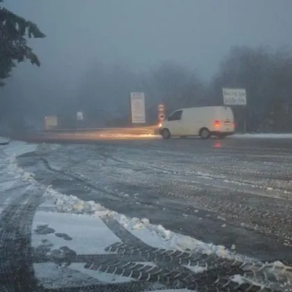 Сняг заваля на прохода Шипка в късния следобед Около 3 см