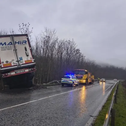 Тежкотоварен автомобил с турска регистрация е катастрофирал на Прохода на