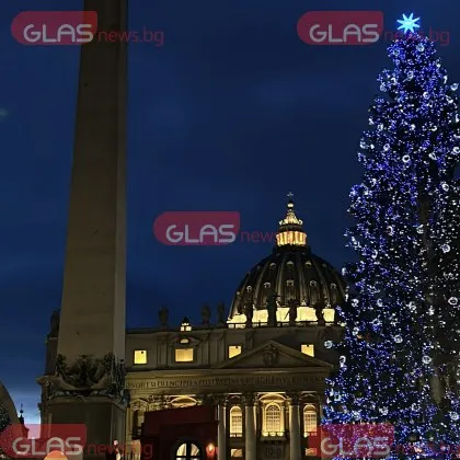 Коледа е Една от най популярните декорации е празничната елха като