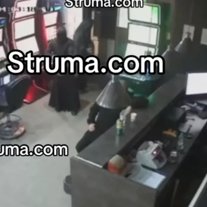 Двама маскирани и облечени с дълги черни роби мъже нахълтаха