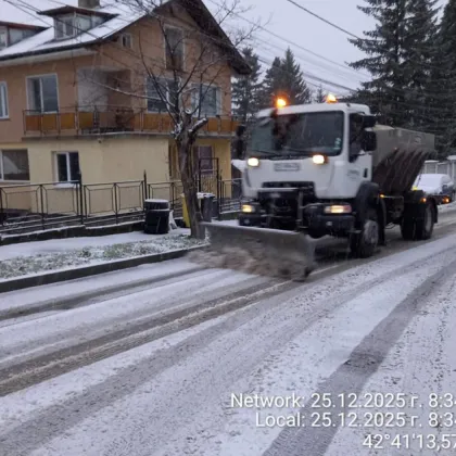 Сняг вали в София, пътищата се обработват срещу заледяване ВИДЕО