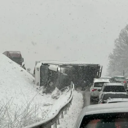 ТИР се обърна и затвори скоростния път за тежкотоварни камиони