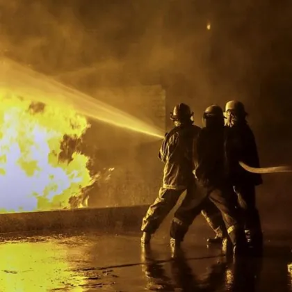 Два резервоара с петролни продукти се възпламениха днес в руското