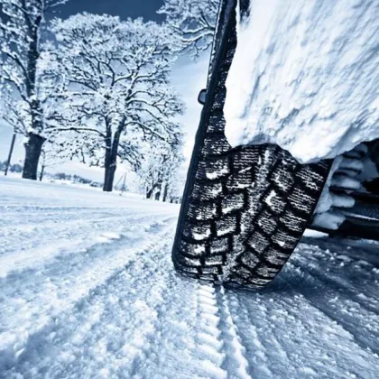 Снежни и хлъзгави пътища затрудняват движението в почти цялата страна