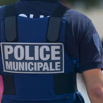 30 души нападнаха петима полицаи в Париж