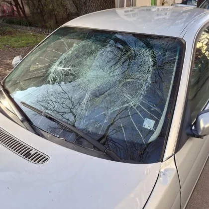 Как? Паркирано БМВ е с разбито предно стъкло СНИМКИ