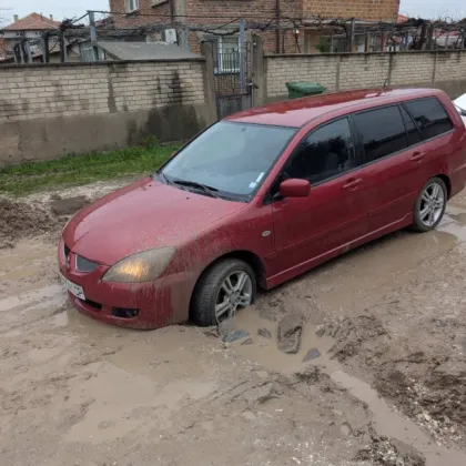 Кола пропадна в необезопасен изкоп на улица СНИМКА