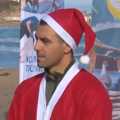 В коледен дрескод: Доброволци почистват българските плажове