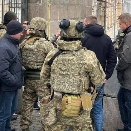 Приятел на Зеленски избяга от Украйна преди обиск от НАБУ