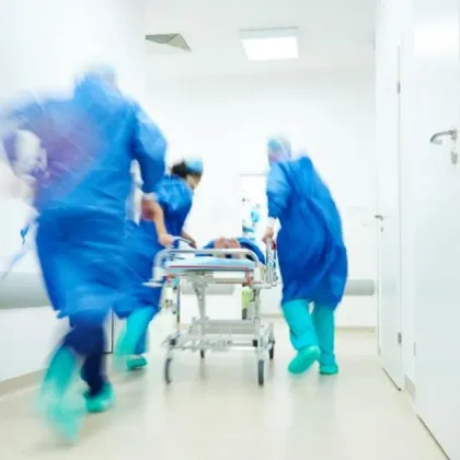 Лекари от Сливен продължават да се борят за живота на