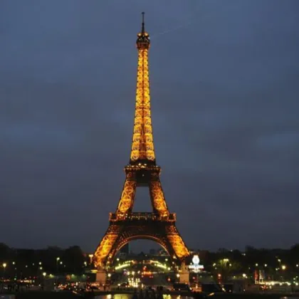 Десетки хора бяха задържани след като хвърляха димки и пиротехнически