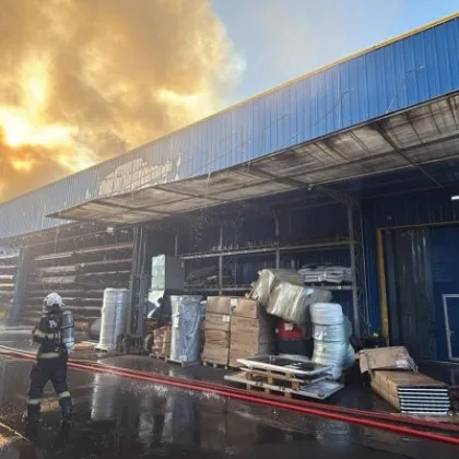 Силен пожар избухна днес в склад със санитарни материали и