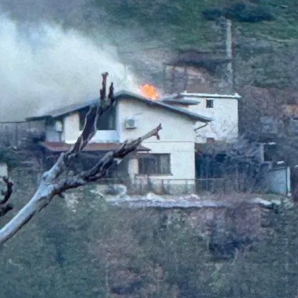 Горо покрив на вила в Пловдивско СНИМКИ и ВИДЕО