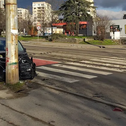 Лек автомобил се заби в стълб в София СНИМКА