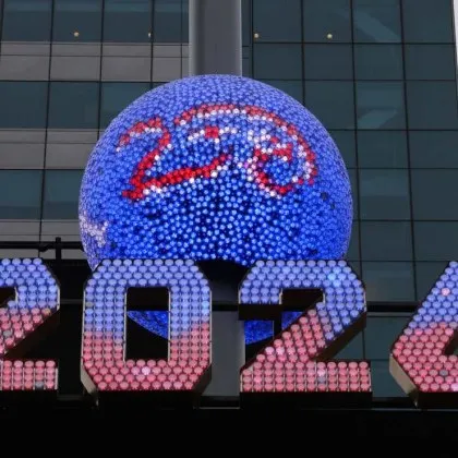 В Ню Йорк церемониално поставиха последния кристал в новогодишната Топка