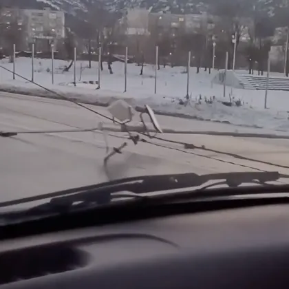 Стълб падна на път във Враца: твърди се, че е бил разклатен от Audi, институциите не направили нищо