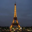 Десетки задържани в Париж след палене на фойерверки край Айфеловата кула