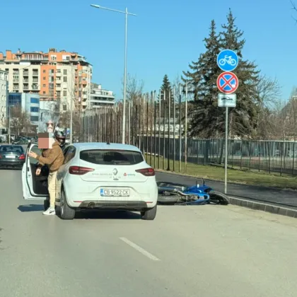 Кола блъсна моторист в София Инцидентът стана днес на в