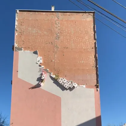Силният вятър откърти мазилка от жилищен блок в Асеновград ВИДЕО