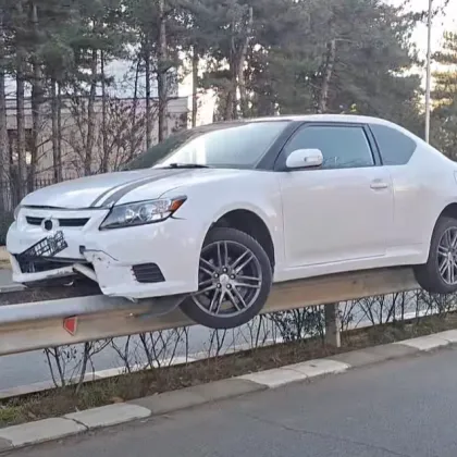 Странен инцидент: Кола "кацна" върху мантинела СНИМКИ