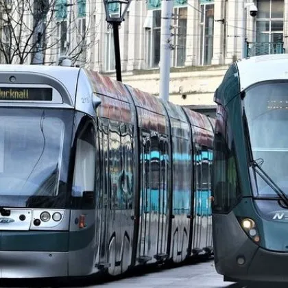 Девет души са пострадали при сблъсък между два трамвая в