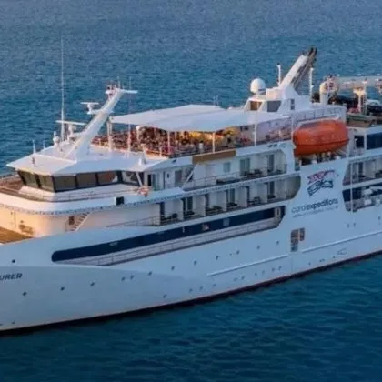 Круизният кораб Coral Adventurer заседна край бреговете на Папуа Нова