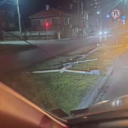 Силният вятър който се разрази тази вечер в Карлово доведе