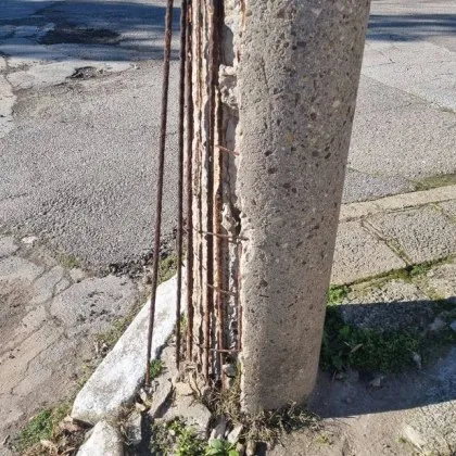 Сериозно компрометирано състояние на уличен стълб предизвика тревога сред жители