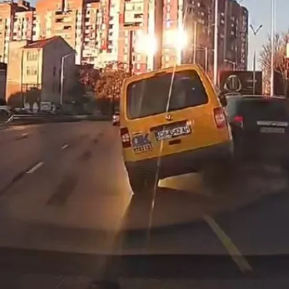 Такси блъсна джип, продължи и отнесе мантинела ВИДЕО