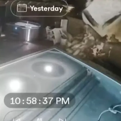 Кола полетя през дворове, вряза се в къща ВИДЕО