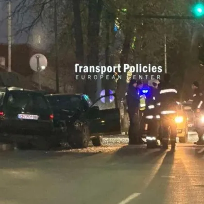 Тежка катастрофа в Нова Загора: шофьор минава на червено, съобщава се за загинало семейство