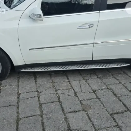 След новогодишната нощ на тъмно в с. Устина: Автомобилът на кметицата осъмна с нарязани гуми СНИМКИ