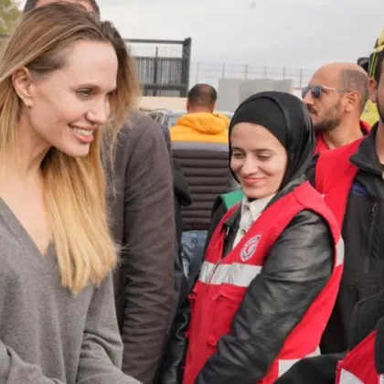 Анджелина Джоли посети граничния пункт "Рафах" между Газа и Египет